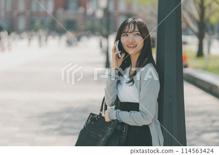 年輕女子從聚會地點打電話 114563424