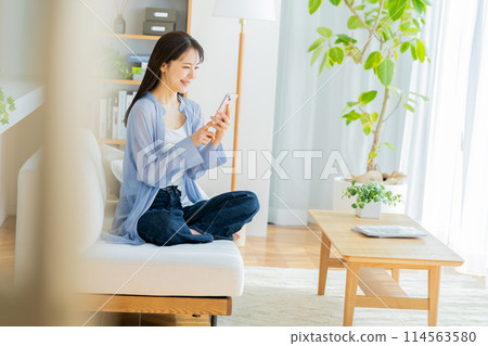 Young woman relaxing in the living room 114563580