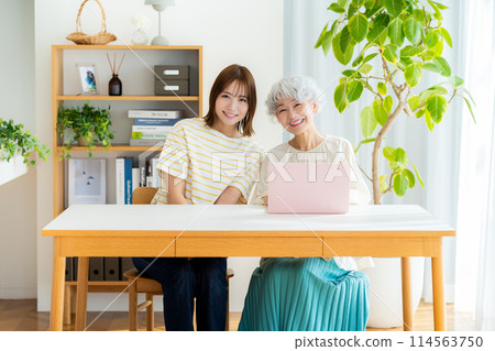 高級女性在客廳學習電腦 114563750