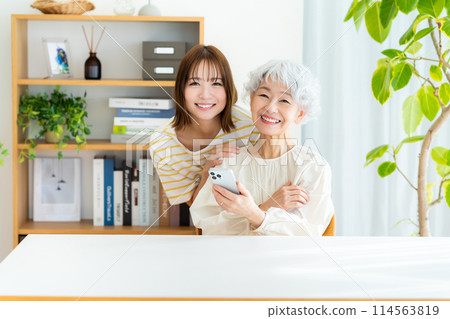 Senior woman operating a smartphone Senior woman operating a smartphone 114563819