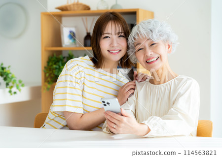 操作智能手機的資深婦女 114563821