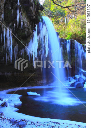 Nabegataki Falls in the bitter cold (Oguni Town, Kumamoto Prefecture, vertical composition) 114563897