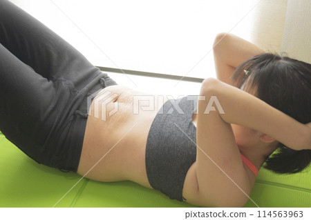 產後做仰臥起坐有妊娠紋的女人 產後做仰臥起坐有妊娠紋的女人 114563963