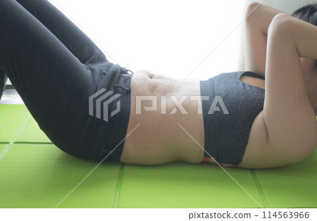 產後做仰臥起坐有妊娠紋的女人 114563966