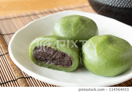 Snack on Kusamochi: Spring Mugwort Mochi, Japanese Sweets 114564033