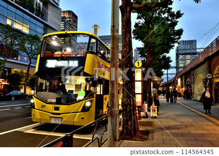 Evening view of the Hato Bus stop at the Marunouchi South Exit of Tokyo Station 114564345