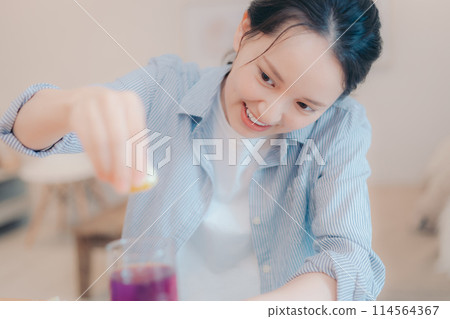 蝴蝶豌豆草本茶顏色變化 蝴蝶豌豆草本茶顏色變化 114564367