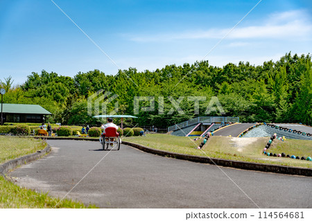 初夏，三重縣四日市，人們在伊坂水庫自行車公園騎著獨特的自行車 114564681