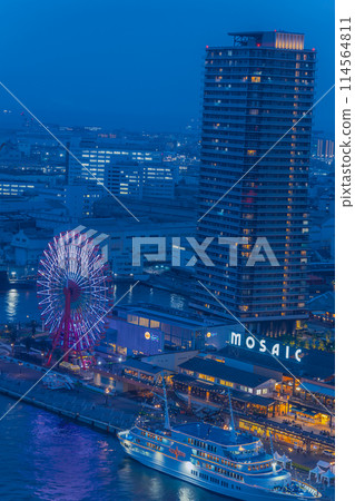 從神戶港塔看到夜間漂浮在海上的船隻 114564811