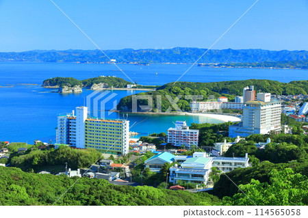[Wakayama Prefecture] Nanki Shirahama Onsen town seen from Hirasogen Observatory on a clear day 114565058