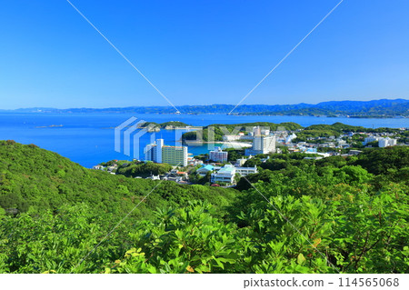 [Wakayama Prefecture] Nanki Shirahama Onsen town seen from Hirasogen Observatory on a clear day 114565068
