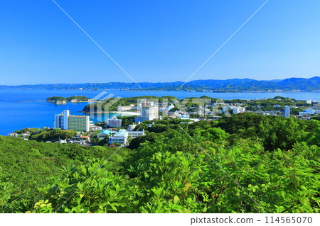 [Wakayama Prefecture] Nanki Shirahama Onsen town seen from Hirasogen Observatory on a clear day 114565070