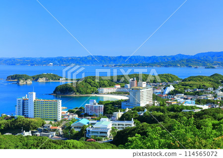 [和歌山縣]晴天從平原展望台看到的南紀白濱溫泉街 114565072