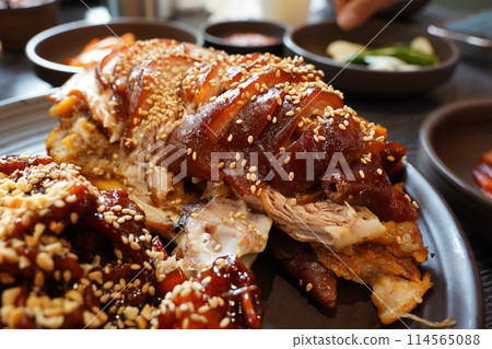 It is a traditional Korean food made by boiling pork leg in soy sauce and cutting it into easy-to-eat pieces. 114565088