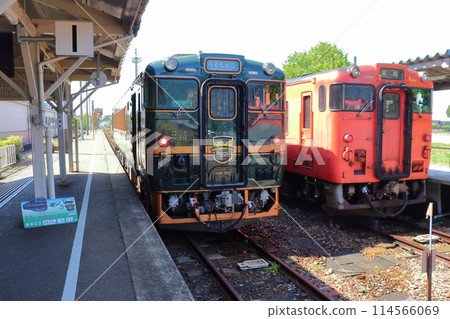 Bellmonta and Kiha 40 stopping at Johana Station Bellmonta and Kiha 40 stopping at Johana Station 114566069