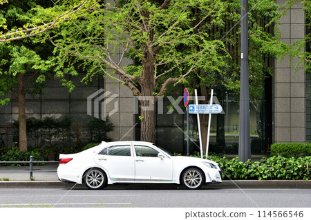 東京飯店前停著一輛白色汽車 東京飯店前停著一輛白色汽車 114566546