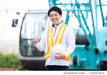 工人在建築工地工作 工人在建築工地工作 114567022