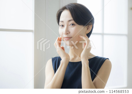 中年婦女在客廳照鏡子 114568553