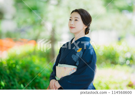 A woman wearing a formal kimono 114568600