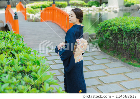 穿著和服來訪的女人 穿著和服來訪的女人 114568612