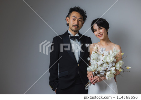 穿婚紗的女人和穿燕尾服的男人 穿婚紗的女人和穿燕尾服的男人 114568656