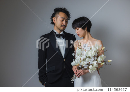 穿婚紗的女人和穿燕尾服的男人 穿婚紗的女人和穿燕尾服的男人 114568657