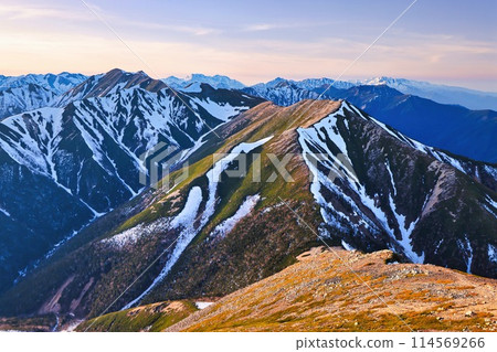 夕陽下的北阿爾卑斯山從常年岳到大天陽山的山脊線 夕陽下的北阿爾卑斯山從常年岳到大天陽山的山脊線 114569266