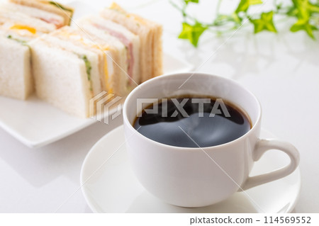 熱咖啡和三明治 熱咖啡和三明治 114569552