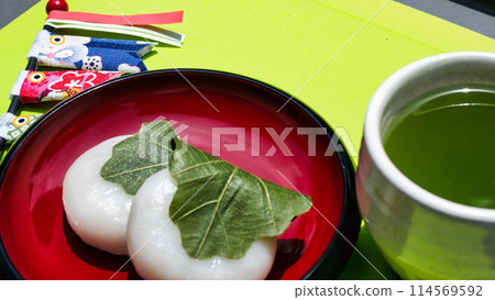 Green tea and kashiwa mochi 114569592