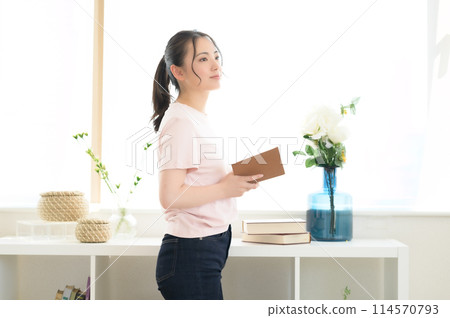在窗邊看書的女人 在窗邊看書的女人 114570793
