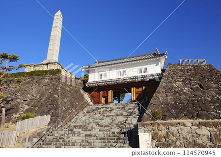 山梨縣甲府市甲府城的陽光明媚的冬天 山梨縣甲府市甲府城的陽光明媚的冬天 114570945