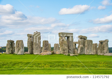 Stonehenge, a World Heritage Site on the outskirts of London 114571792