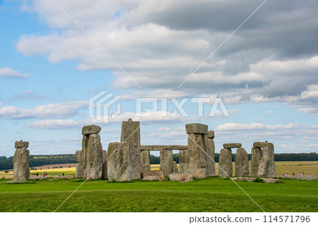 Stonehenge, a World Heritage Site on the outskirts of London 114571796