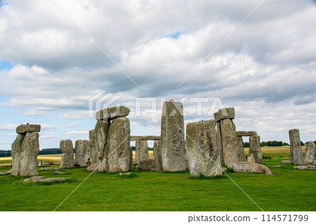Stonehenge, a World Heritage Site on the outskirts of London 114571799