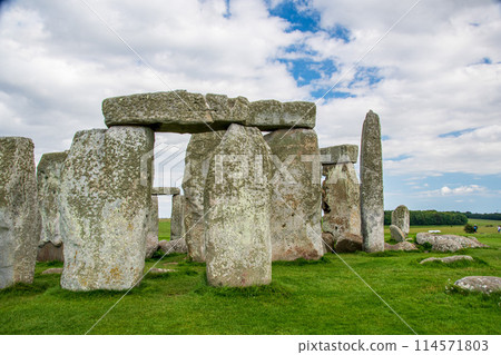 Stonehenge, a World Heritage Site on the outskirts of London 114571803