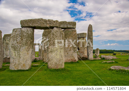 Stonehenge, a World Heritage Site on the outskirts of London 114571804