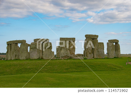 A view of Stonehenge, a World Heritage Site located on the outskirts of London, England 114571902