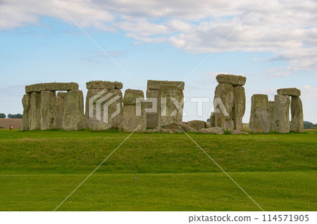 A view of Stonehenge, a World Heritage Site located on the outskirts of London, England 114571905