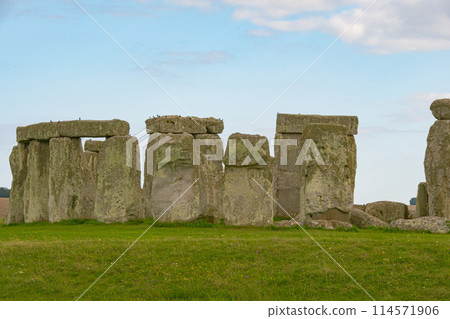 A view of Stonehenge, a World Heritage Site located on the outskirts of London, England 114571906