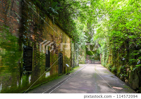 Sarushima is an uninhabited island in Tokyo Bay. 114572094