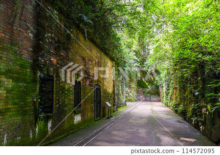 Sarushima is an uninhabited island in Tokyo Bay. 114572095