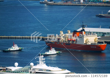 Antarctic research vessel pulled by a tugboat Antarctic research vessel pulled by a tugboat 114572189