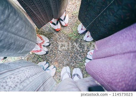 The feet of six women in kimonos 114573023