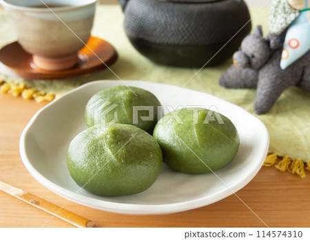 Snack on Kusamochi: Spring Mugwort Mochi, Japanese Sweets 114574310