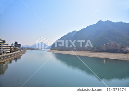 <Gifu Prefecture> Gifu City: View of the Nagara River and Gifu Castle from Nagara Bridge 114575674
