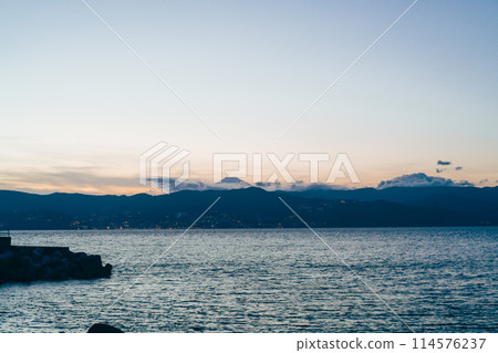 從初島眺望隔海相望的富士山 從初島眺望隔海相望的富士山 114576237