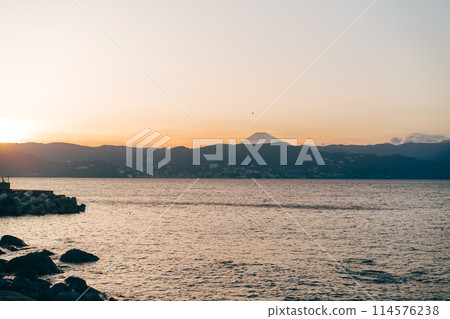 從初島眺望隔海相望的富士山 114576238