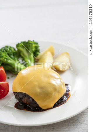 Hamburg steak topped with cheese 114576310