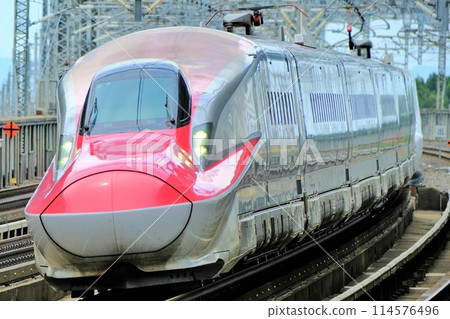A Shinkansen train passing through Nasushiobara Station at high speed 114576496