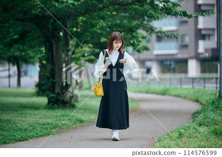 A young woman holding a coffee cup and worrying about the time 114576599